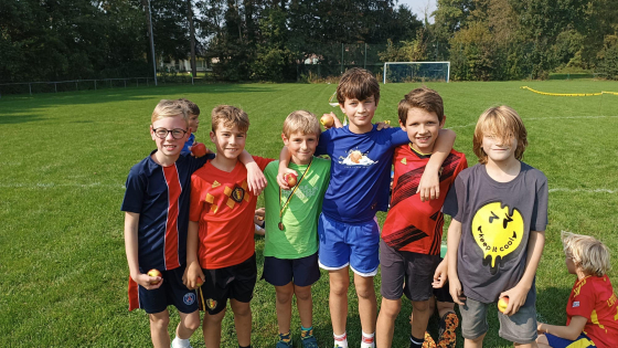 kinderen poseren op voetbalveld