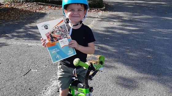 kindje met diploma met de fietsles